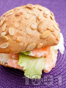 Сандвич с бланширани скариди, крема сирене Филаделфия и салата айсберг - снимка на рецептата